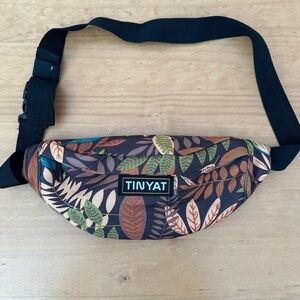 Tinyat Brown Leaf Pattern Travel Bag